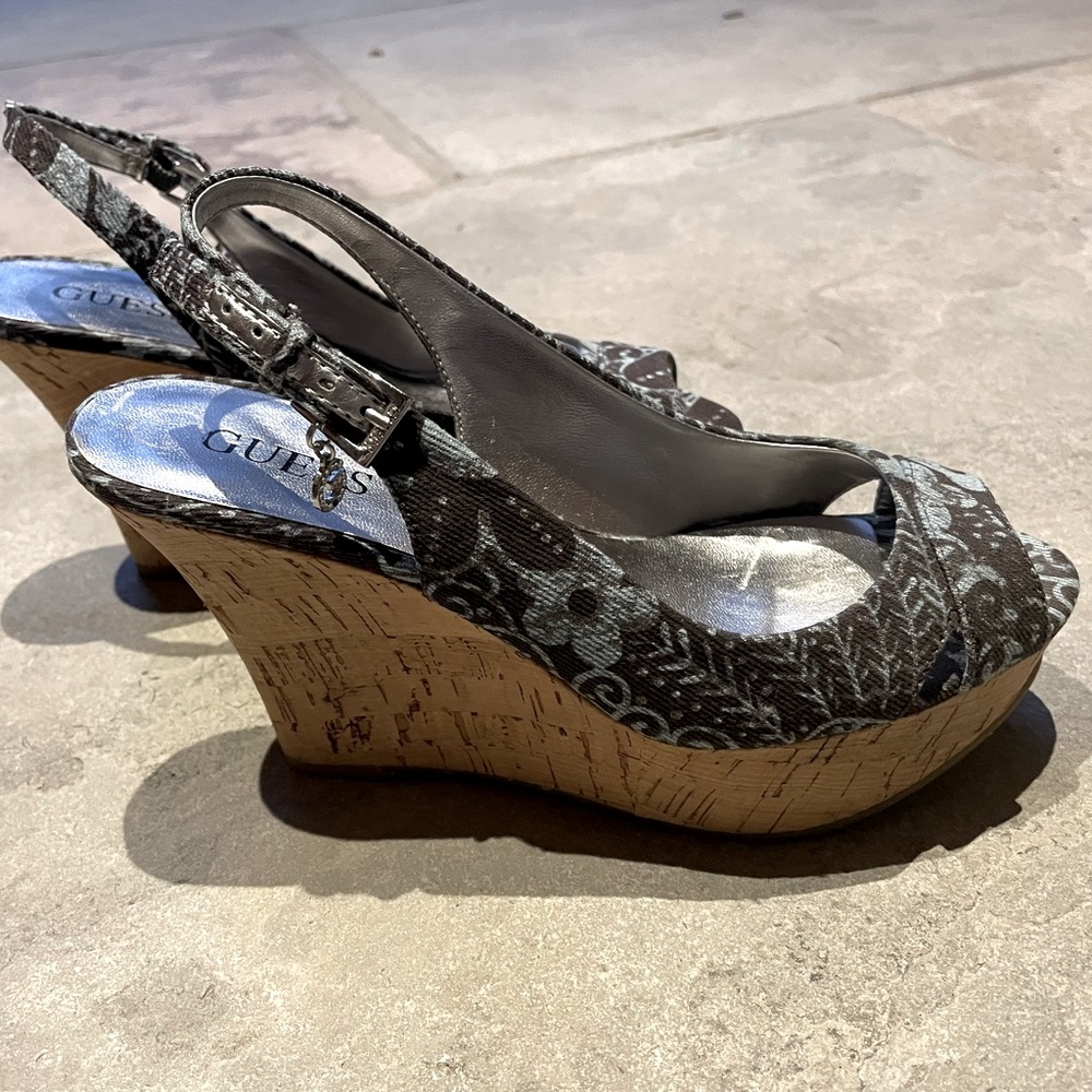 Guess 4” sling back heels, blue flowers on grey background, size 6